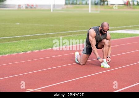Athlet Guy Trying Laufschuhe erste Schritte bereit für Joggen Stockfoto