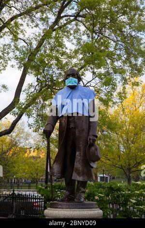 Edward Everett Hale Statue, Boston Commons, MA, ehrt Gesundheitsdienstleister in Covid-19 Pandemie Stockfoto