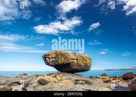 Balance Rock, ein beliebtes Touristenziel in Haida Gwaii, British Columbia, Kanada Stockfoto