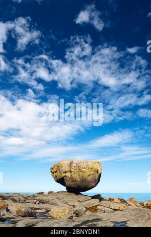 Balance Rock, ein beliebtes Touristenziel in Haida Gwaii, British Columbia, Kanada Stockfoto