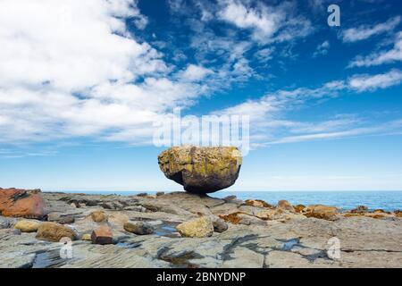 Balance Rock, ein beliebtes Touristenziel in Haida Gwaii, British Columbia, Kanada Stockfoto