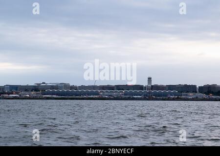 Ronald Raegan Airport gegenüber von Haines Point an einem stürmischen Tag Stockfoto