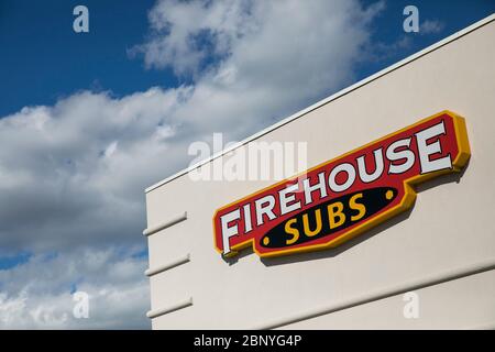 Ein Logo-Schild vor einem Restaurant in Firehouse Subs in Wyomissing, Pennsylvania am 4. Mai 2020. Stockfoto