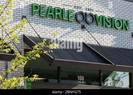 Ein Logo-Schild vor einem Pearle Vision-Einzelhandelsgeschäft in King of Prussia, Pennsylvania am 4. Mai 2020. Stockfoto