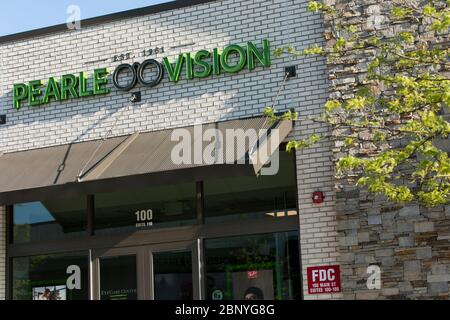 Ein Logo-Schild vor einem Pearle Vision-Einzelhandelsgeschäft in King of Prussia, Pennsylvania am 4. Mai 2020. Stockfoto