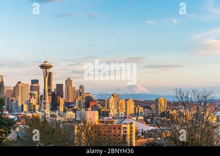 Panoramalicht Seattle Stadtansicht in der Zeit des Sonnenuntergangs, Washington, USA. -Shoot in 03/18/16 -nur redaktionelle Verwendung. Stockfoto