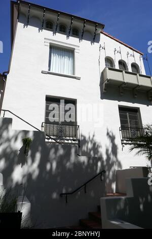 West Hollywood, Kalifornien, USA 16. Mai 2020 EIN allgemeiner Blick auf die Atmosphäre der ehemaligen Residenz von Montgomery Clift, Elizabeth Taylor, Marilyn Monroe und James Dean in El Pasadero in der 1330 N. Harper Avenue am 16. Mai 2020 in West Hollywood, Kalifornien, USA. Foto von Barry King/Alamy Stock Photo Stockfoto