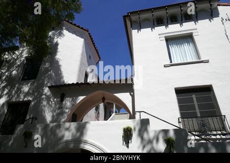 West Hollywood, Kalifornien, USA 16. Mai 2020 EIN allgemeiner Blick auf die Atmosphäre der ehemaligen Residenz von Montgomery Clift, Elizabeth Taylor, Marilyn Monroe und James Dean in El Pasadero in der 1330 N. Harper Avenue am 16. Mai 2020 in West Hollywood, Kalifornien, USA. Foto von Barry King/Alamy Stock Photo Stockfoto