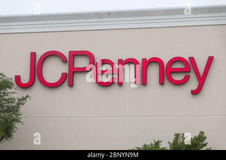 Peking, USA. Mai 2020. Ein JC Penney Geschäft wird in Frisco, Texas, den Vereinigten Staaten, am 16. Mai 2020 geschlossen gesehen. Der US-Einzelhandelsriese JC Penney hat am Freitag wegen der Auswirkungen von COVID-19 Konkurs angemeldet. Das Unternehmen erklärte in einer Erklärung, dass es einen Vertrag zur Unterstützung der Restrukturierung mit Kreditgebern abgeschlossen habe, die rund 70 Prozent seiner ersten Pfandschuldverschreibungen halten, "um die ausstehende Verschuldung des Unternehmens zu verringern und seine Finanzlage zu stärken". Kredit: Dan Tian/Xinhua/Alamy Live News Stockfoto