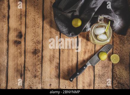 Hausgemachte Limonade mit Eiswürfeln im Glas auf einem rustikalen Holztisch. Frischer Sommerdrink. Draufsicht mit Kopierbereich. Stockfoto