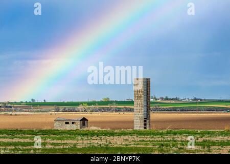 Regenbogen in der Colorado Farm Land Colorado, USA 2020 Stockfoto