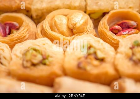 Türkisches Ramadan Dessert Baklava, Eis Präsentiert, Weißer Hintergrund. Baklava Hintergrund. Köstliches Dessert Baklava mit Nüssen Füllung Stockfoto