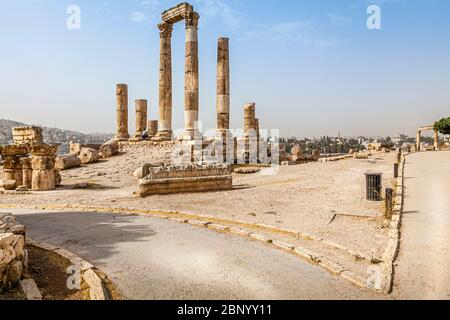 Blick auf Ruinen des Römischen Reiches an der Stelle der Zitadelle in Amman in Jordanien Stockfoto