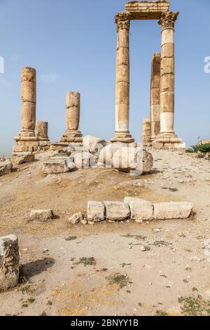 Blick auf Ruinen des Römischen Reiches an der Stelle der Zitadelle in Amman in Jordanien Stockfoto