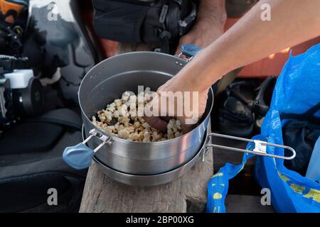 Herstellung von Popcorn auf dem Boot Stockfoto