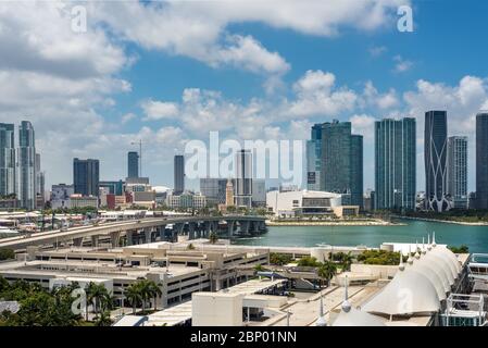 Miami, FL, Vereinigte Staaten - 27. April 2019: Downtown of Miami Skyline von Dodge Island mit Kreuzfahrtterminal an der Biscayne Bay in Miami, Florida, Stockfoto