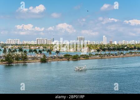 Miami, FL, USA - 27. April 2019: Ein Wasserflugzeug landet im Miami Main Channel neben dem Kreuzfahrthafen von Miami, Florida, USA. Biscayne Bay A Stockfoto