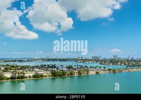 Miami, FL, Vereinigte Staaten - 27. April 2019: Causeway von der Innenstadt zum Strand, Biscayne Bay und Stadtbild von Miami, Florida, Vereinigte Staaten von Amerika. Wi Stockfoto