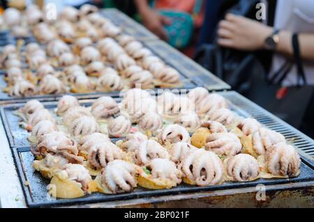 Takoyaki auf einer Gusseisenpfanne kochen Stockfoto