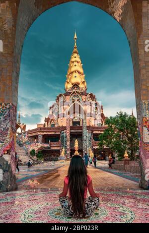 Junge schöne Mädchen meditiert in einem buddhistischen Tempel auf dem Hintergrund der schönen Natur. Stockfoto