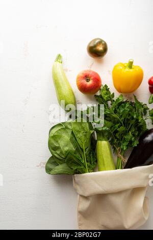 Baumwollbeutel mit Bio-Gemüse Stockfoto