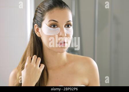 Frau Schönheit Gesicht Mit Maske Unter Den Augen. Schöne Frau Mit Natürlichen Make-Up Und Stoff Patches Auf Frischer Gesichtshaut. Stockfoto