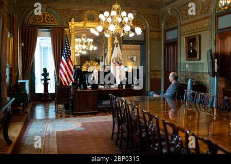 Washington, Vereinigte Staaten Von Amerika. Mai 2020. Vizepräsident Mike Pence, zusammen mit dem Leiter der externen Abteilung Lani Czarniecki, telefoniert mit Mitarbeitern des stellvertretenden PresidentÕs Feierlichen Büros Montag, 11. Mai 2020, im Eisenhower Exekutivbüro des Weißen Hauses. Personen: Vizepräsident Mike Pence, Lani Czarniecki Quelle: Storms Media Group/Alamy Live News Stockfoto