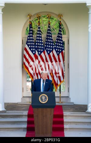 Washington, Vereinigte Staaten Von Amerika. Mai 2020. Präsident Donald J. Trump hält während der Anerkennungszeremonie des Präsidenten: Harte Arbeit, Heldentum und Hoffnung Freitag, den 15. Mai 2020, im Rosengarten des Weißen Hauses. Personen: Präsident Donald Trump Kredit: Storms Media Group/Alamy Live News Stockfoto