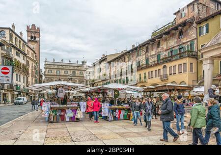 Verona Altstadt mit großen historischen Gebäuden. Piazza delle Erbe. Verona, Region Venetien, Norditalien, Europa - 9. März 2016 Stockfoto