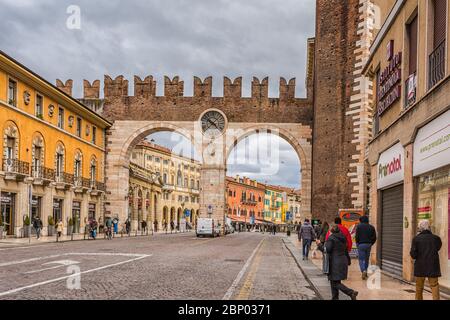 Portoni della Bra Tor in Verona, Italien. Es wurde entlang der mittelalterlichen Mauern gebaut, um Piazza Bra - Verona, Italien - 9. März 2016 zu verbinden Stockfoto