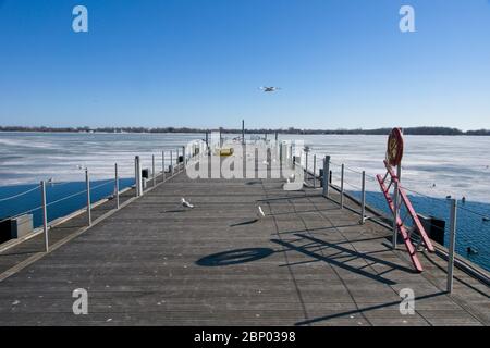 Toronto Kanada - 24. März 2015 - Toronto Inner Harbour mit Eis bedeckt Stockfoto