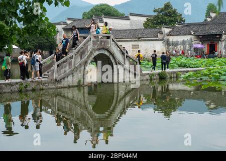 Touristen halten an, um Selfies auf der Hua Brücke im Hongcun Dorf, China zu machen. Stockfoto