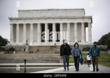 Peking, USA. April 2020. Menschen gehen in der Nähe des Lincoln Memorial in Washington, DC, USA, 26. April 2020. ZU DEN XINHUA SCHLAGZEILEN VOM 17. MAI 2020 Quelle: Ting Shen/Xinhua/Alamy Live News Stockfoto