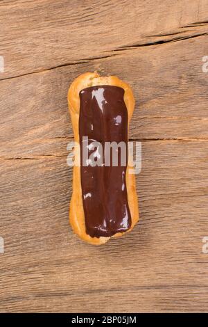 Eclairs oder profiterole mit Schokoladenauflageböden aus nächster Nähe. Stockfoto