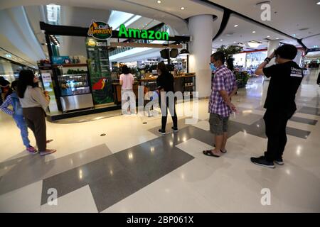 Bangkok, Thailand. Mai 2020. Während der Wiedereröffnung des Central Westgate Shopping Mall inmitten der Coronavirus (COVID-19) Krise warten die Menschen in einer Schlange auf ihren Kaffee in einem Restaurant.die Einkaufszentren werden mit strengen Gesundheits- und Sicherheitsmaßnahmen wieder für die Öffentlichkeit geöffnet. Das thailändische Gesundheitsministerium hat seit Beginn des Ausbruchs insgesamt 3,028 Infektionen, 56 Todesfälle und 2,856 Genesungen verzeichnet. Quelle: SOPA Images Limited/Alamy Live News Stockfoto