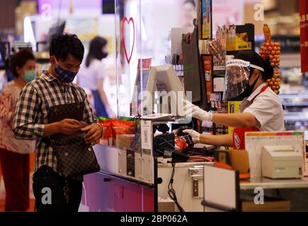 Bangkok, Thailand. Mai 2020. Ein Mann trägt eine Gesichtsmaske als vorbeugende Maßnahme bei der Wiedereröffnung des Central Westgate Shopping Mall inmitten der Coronavirus (COVID-19) Krise.Einkaufszentren öffnen sich für die Öffentlichkeit mit strengen Gesundheits- und Sicherheitsmaßnahmen. Das thailändische Gesundheitsministerium hat seit Beginn des Ausbruchs insgesamt 3,028 Infektionen, 56 Todesfälle und 2,856 Genesungen verzeichnet. Quelle: SOPA Images Limited/Alamy Live News Stockfoto