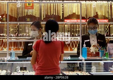 Bangkok, Thailand. Mai 2020. Goldverkäufer tragen bei der Wiedereröffnung des Central Westgate Shopping Mall inmitten der Coronavirus (COVID-19) Krise Gesichtsmasken als vorbeugende Maßnahme.Einkaufszentren werden mit strengen Gesundheits- und Sicherheitsmaßnahmen wieder für die Öffentlichkeit zugänglich gemacht. Das thailändische Gesundheitsministerium hat seit Beginn des Ausbruchs insgesamt 3,028 Infektionen, 56 Todesfälle und 2,856 Genesungen verzeichnet. Quelle: SOPA Images Limited/Alamy Live News Stockfoto