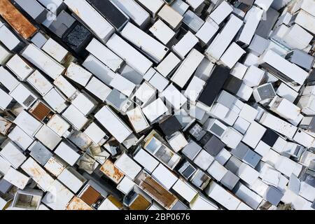 Viele alte Kühlschränke warten auf das Recycling in einer WEEE-Anlage (Waste Electrical and Electronic Equipment) in Perth, Schottland, Großbritannien Stockfoto