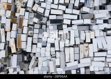 Viele alte Kühlschränke warten auf das Recycling in einer WEEE-Anlage (Waste Electrical and Electronic Equipment) in Perth, Schottland, Großbritannien Stockfoto