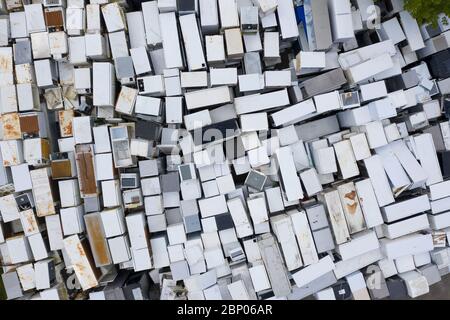 Viele alte Kühlschränke warten auf das Recycling in einer WEEE-Anlage (Waste Electrical and Electronic Equipment) in Perth, Schottland, Großbritannien Stockfoto