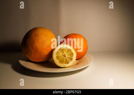Zitrusfrüchte auf dem weißen Tisch. Stillleben Stockfoto