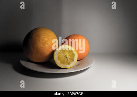 Zitrusfrüchte auf dem weißen Tisch. Stillleben Stockfoto