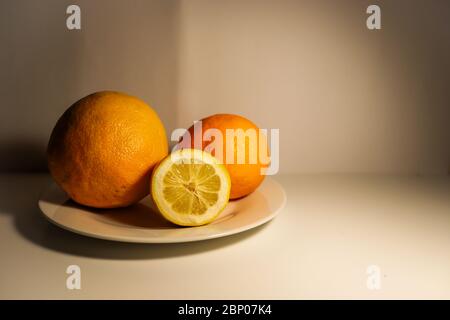 Zitrusfrüchte auf dem weißen Tisch. Stillleben Stockfoto