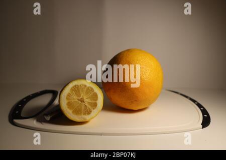 Zitrusfrüchte auf dem weißen Tisch. Stillleben Stockfoto