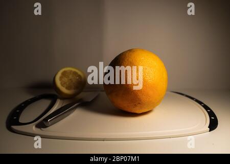 Zitrusfrüchte auf dem weißen Tisch. Stillleben Stockfoto