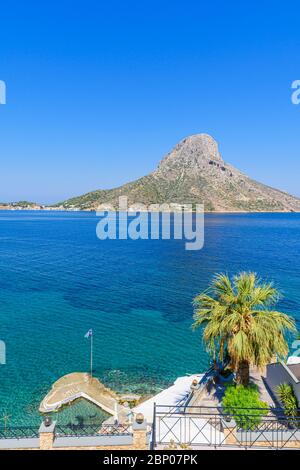 Meerblick auf die Insel Telendos im Ferienort Masouri, Kalymnos, Dodekanes, Griechenland Stockfoto