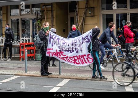 Mitte, Berlin, Deutschland. 16. Mai 2020 kleine linke Demonstration gegen Rassismus während der COVID-19 Pandemie. Die Demonstranten äußerten ihre Wut darüber, dass den rechten Demonstranten ein prominenteres und größeres Gebiet vor dem Volksbuhne-Theater erlaubt wurde. Die Proteste des rechten und linken Flügels wurden von einer großen Anzahl von Polizisten eingedämmt und mehrere Festnahmen durchgeführt. Stockfoto