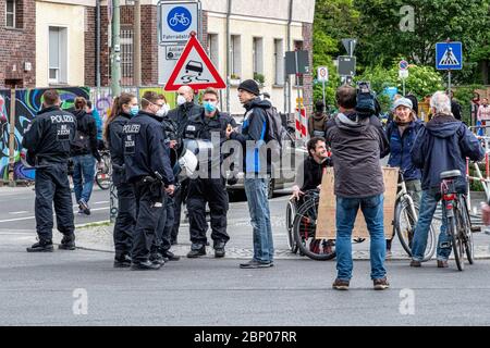 Mitte, Berlin, Deutschland. Mai 2020. Die Polizei, die Gesichtsmasken trägt, enthält Proteste während der Demonstrationsstationen während der COVID-19-Pandemie. Viele Meinungen waren bei den Protesten vertreten - rechts, links, rechts, links, Verschwörungstheoretiker und Anti-Vaxler. Linke Demonstranten äußerten ihre Wut darüber, dass den rechten Demonstranten ein prominenteres und größeres Gebiet vor der Volksbühne erlaubt wurde. Die Proteste des rechten und linken Flügels wurden von einer großen Anzahl von Polizisten eingedämmt und mehrere Festnahmen durchgeführt. Stockfoto