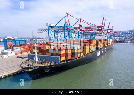 MSC Mega Container Schiff dockte im Hafen während des Be- und Entladevorgangs an, Luftansicht. Stockfoto