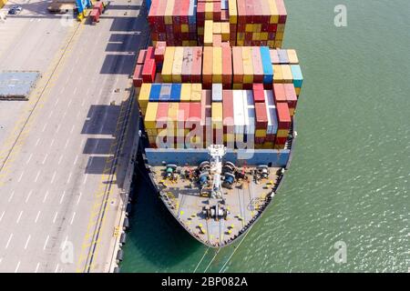 Large Loaded Container Ship dockte an einem Handelshafen an. Stockfoto